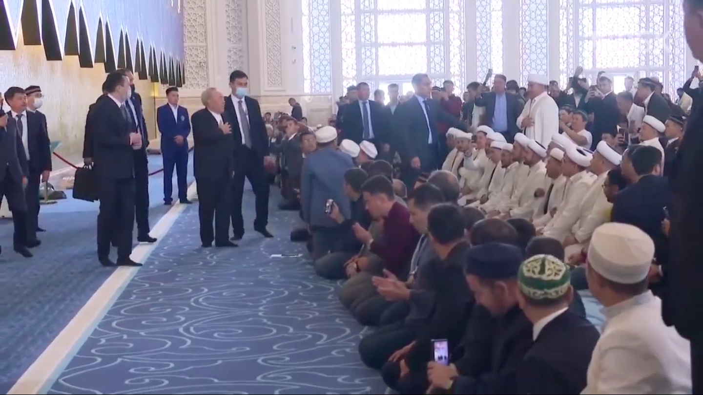Назарбаев посетил мечеть во время переименования Нур-Султана. Видео
