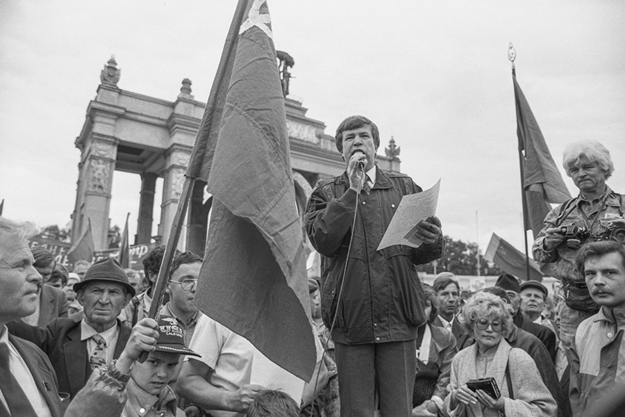 На фото: лидер движения &laquo;Трудовая Россия&raquo; Виктор Анпилов на митинге своей партии на территории Всероссийского выставочного центра (ВВЦ&nbsp;&mdash; ВДНХ), 3 октября 1993 года.

Должность: депутат Моссовета, входил в коммунистическую фракцию &laquo;Москва&raquo;. Лидер &laquo;Трудовой России&raquo;.

Виктор Анпилов получил известность как организатор&nbsp;(наряду с Ильей Константиновым)&nbsp;массовых коммунистических манифестаций и акций протеста в Москве: в частности, был одним из руководителей демонстрации 1 мая 1993 года в Москве, которая закончилась столкновениями манифестантов с милицией и массовыми беспорядками.

21 сентября, после публикации Ельциным указа, Анпилов призвал своих сторонников защищать органы законодательной власти. &laquo;Как всякое стихийное народное восстание, Октябрьское 1993 года собрало у стен Верховного Совета разные политические силы &lt;...&gt; Первые дни обороны Дома Советов можно назвать вялотекущими. Днем, особенно после рабочего дня, сюда стекались огромные толпы людей. С балкона над 7-м подъездом практически беспрерывно шел митинг &lt;...&gt; На подступах к &laquo;Белому дому&raquo; уже были установлены милицейские кордоны, но и депутаты, и сторонники Верховного совета проходили к &laquo;белому дому&raquo; со скандалом, но без особых проблем&raquo;,&nbsp;&mdash; писал Анпилов в книге воспоминаний &laquo;Наша борьба&raquo;. Спустя несколько дней Белый дом был уже в блокадном кольце.

По словам Анпилова, он просил Руцкого и Хасбулатова раздать оружие, находящееся в Белом доме, сторонникам Верховного совета. Вечером 2 сентября призвал митингующих к открытому сопротивлению.

3 октября Виктор Анпилов стал одним из организаторов митинга &laquo;Всенародного Вече&raquo; на Октябрьской площади. &laquo;Колонна восставших &lt;...&gt; двинулась к Дому Советов. Шли скорым шагом. На верхней эстакаде транспортной развязки Садового кольца и Кутузовского проспекта увидели военные грузовики под Красными флагами &lt;...&gt; &laquo;Блокада прорвана,&nbsp;&mdash; кричали нам с грузовиков.&nbsp;&mdash; Мэрия взята! Вперед, на Останкино!&raquo; Даже если&nbsp;бы я скончался в этот момент от радости, опьяненный радостью первой победы народ не заметил&nbsp;бы этого&raquo;,&nbsp;&mdash; писал впоследствии Анпилов. В ту&nbsp;же ночь Виктор Анпилов участвовал в манифестации у телецентра &laquo;Останкино&raquo;, вел переговоры с руководством о предоставлении эфира сторонникам парламента и участвовал в штурме.

По результатам разгона Верховного совета также был арестован, но не 4 октября, а спустя несколько дней у себя на даче в Тульской области. Его заключили в изолятор &laquo;Лефортово&raquo;, где Анпилов пробыл вплоть до освобождения по амнистии в феврале 1994 года. Позднее он баллотировался в Госдуму, но не прошел. В 1999 году вступил в незарегистрированную национал-большевистскую партию Эдуарда Лимонова &laquo;Другая Россия&raquo;. В 2006 году принимал участие в одном из &laquo;Маршей несогласных&raquo;. Умер в 2018 году.