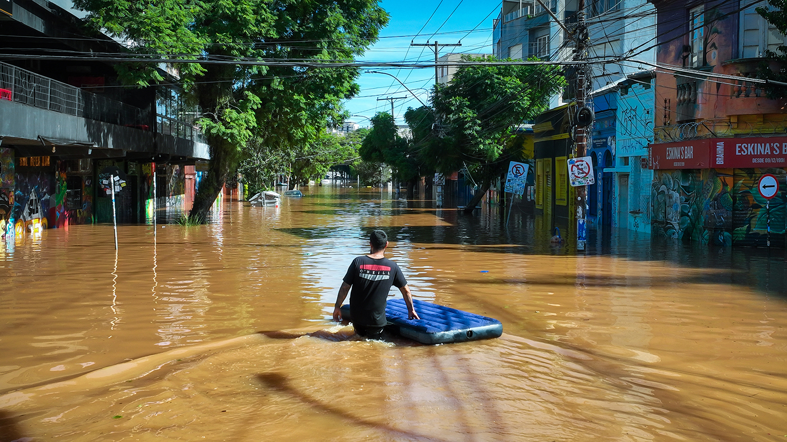 <p>Житель бразильского города Порту-Алегри&nbsp;с надувным матрасом во время эвакуации. Из-за наводнения на юге страны десятки&nbsp;тысяч&nbsp;людей были вынуждены покинуть свои дома&nbsp;&nbsp;</p>