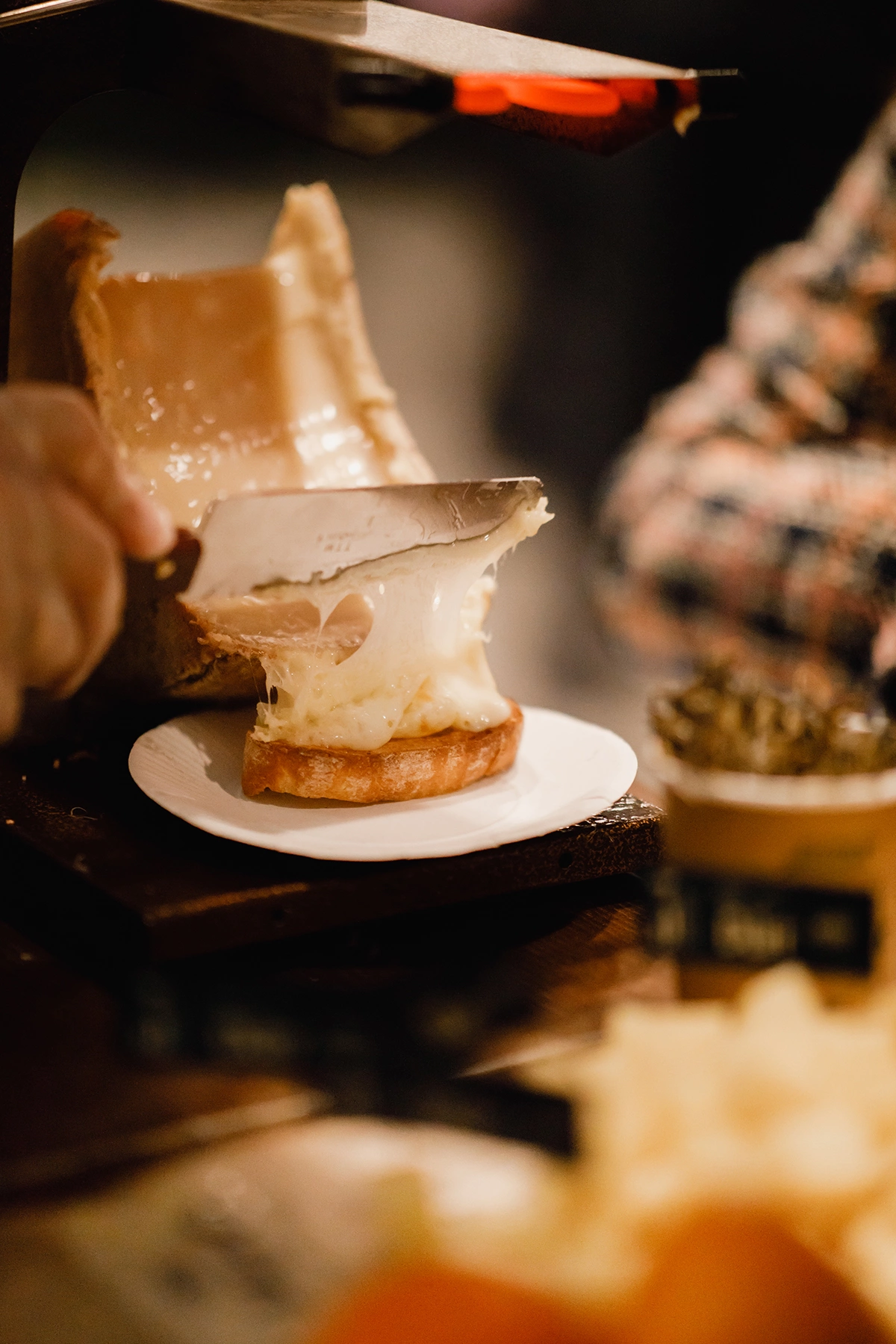 «Идеальная подача — это когда сыр на тарелке у гостя еще горячий и тягучий»