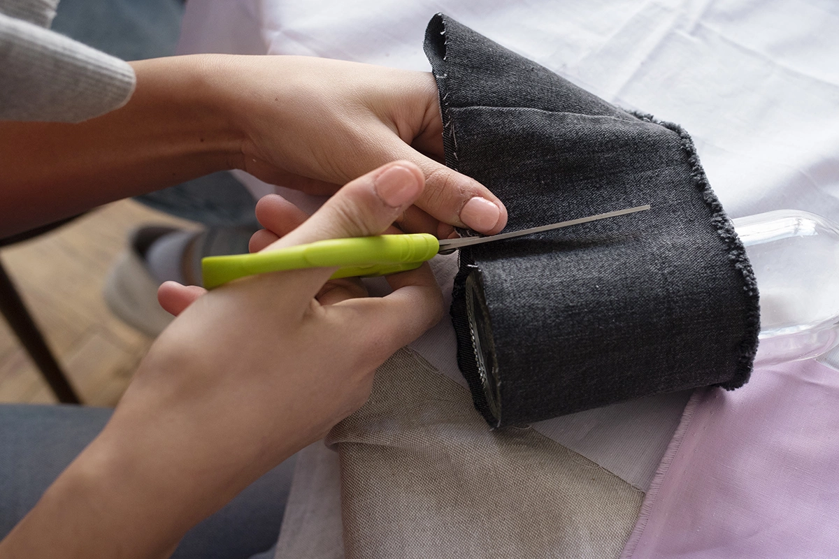 Отрезайте рукава, они станут оригинальной упаковкой для подарочных бутылок шампанского или вина