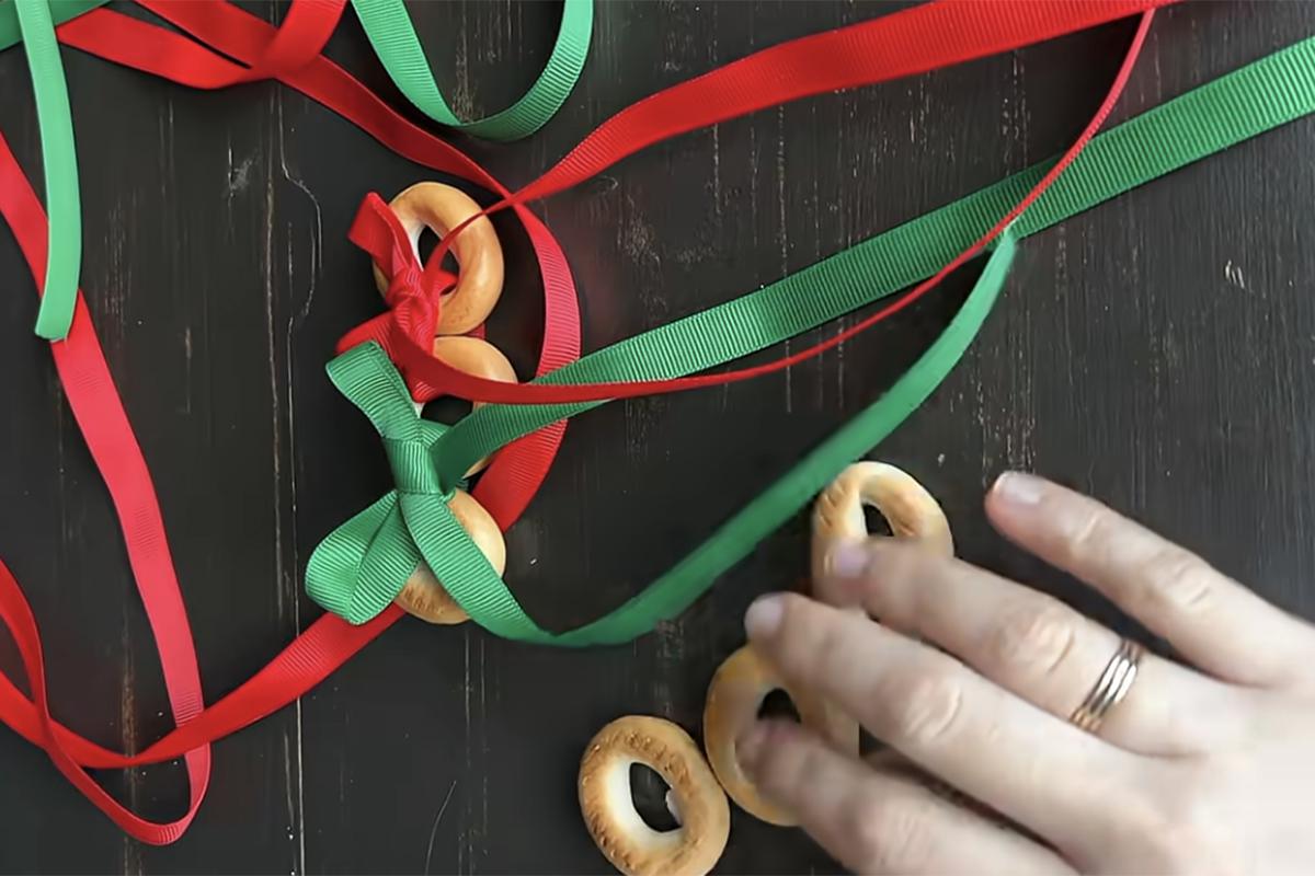 Как сделать новогоднюю гирлянду из сушек