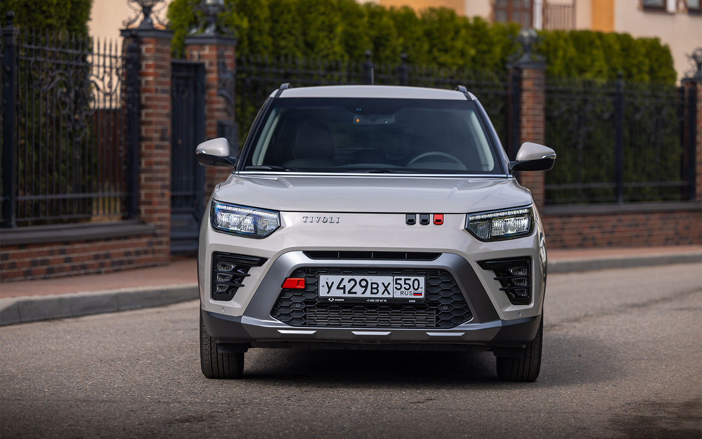 Слегка старомодный дизайн Tivoli здорово оживляют яркие акценты, вроде красной буксирной заглушки в переднем бампере и алых с черными &laquo;прищепками&raquo; под передней кромкой капота