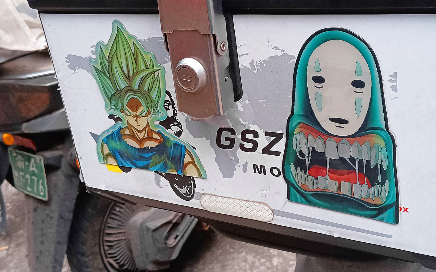 Персонаж Безликий (справа) из анимации японца Миядзаки менял форму под стать окружению, что планирует и Changan. Но если графику масс-культуры китайцы и сегодня копируют у Японии, то автодизайн воровать перестали, намечая свой путь