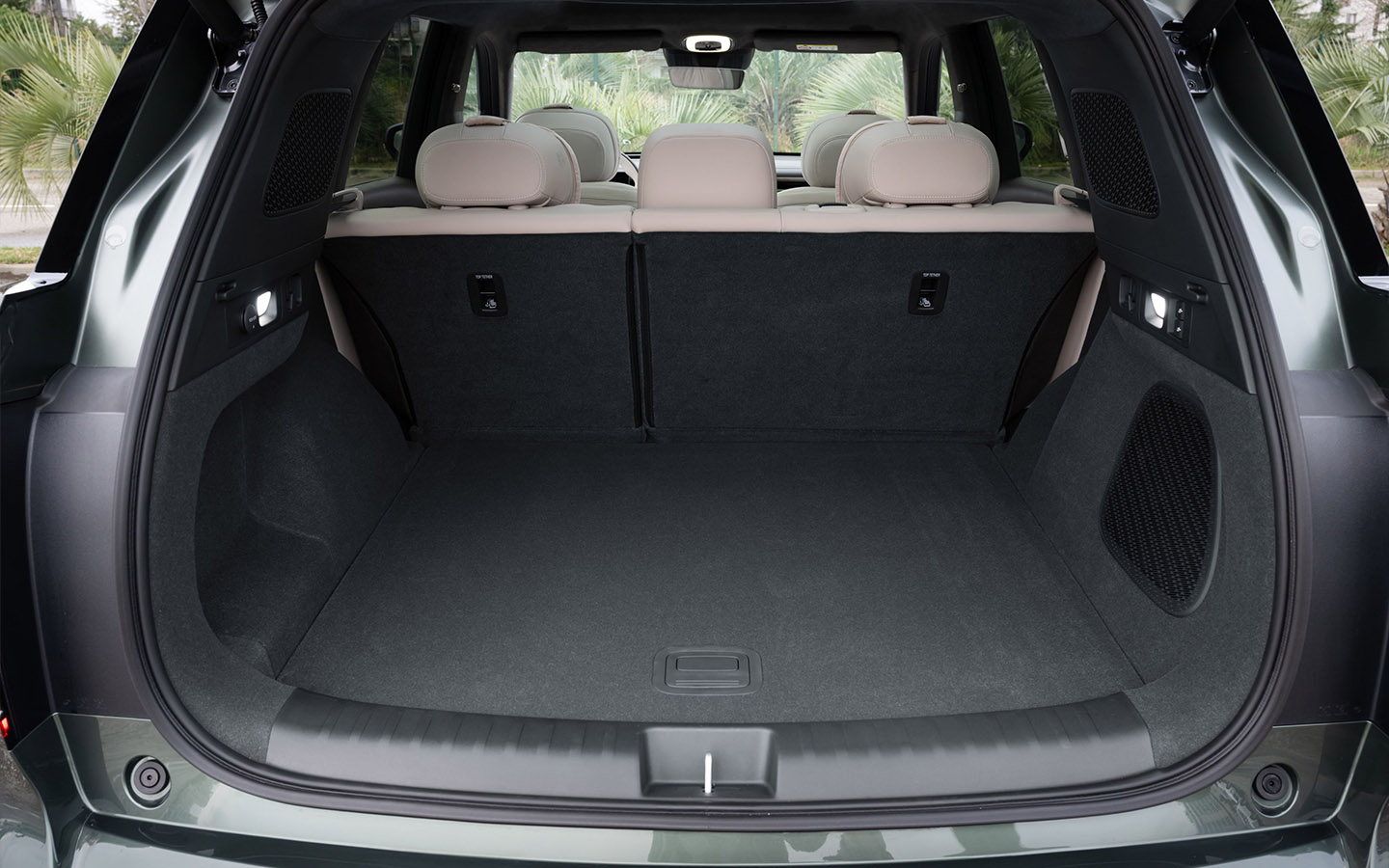 Стандартный &laquo;трюм&raquo; GAC S7 &mdash; объемом 720 л. Обшит приятным ворсом и с подсветкой по бокам