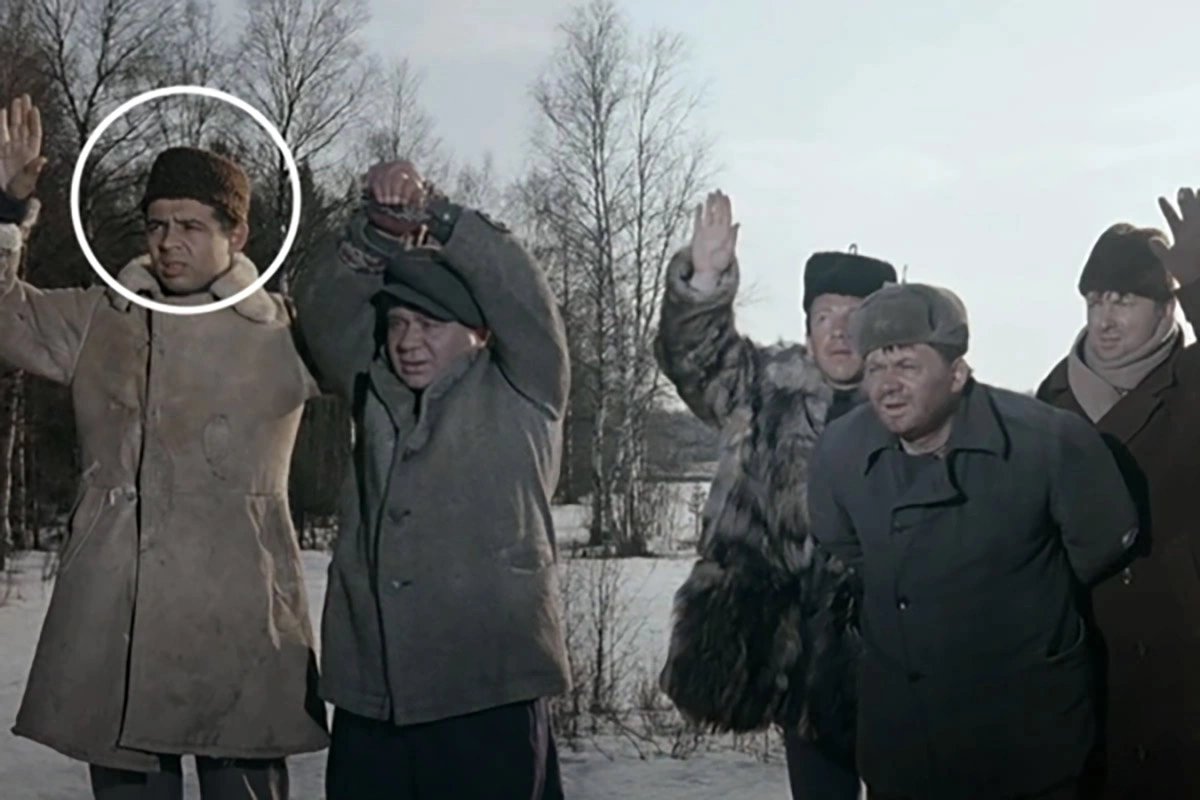 Василий Алибабаевич стоит в дубленке и своем головном уборе. Кадр из фильма «Джентльмены удачи» (1971), режиссер Александр Серый