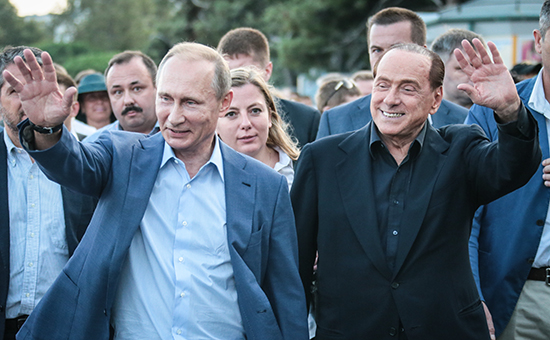 Президент РФ Владимир Путин и бывший премьер-министр Италии Сильвио Берлускони (слева направо) во время прогулки по набережной Ялты