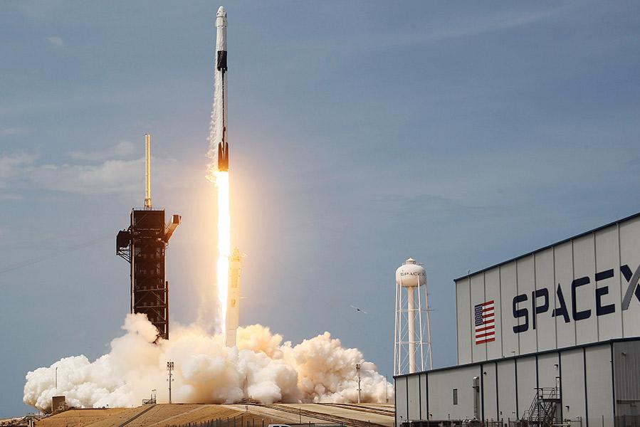 Ракета SpaceX Falcon 9 с пилотируемым космическим кораблем Crew Dragon стартует&nbsp;на мысе Канаверал, США, Флорида,&nbsp;30 мая 2020 года