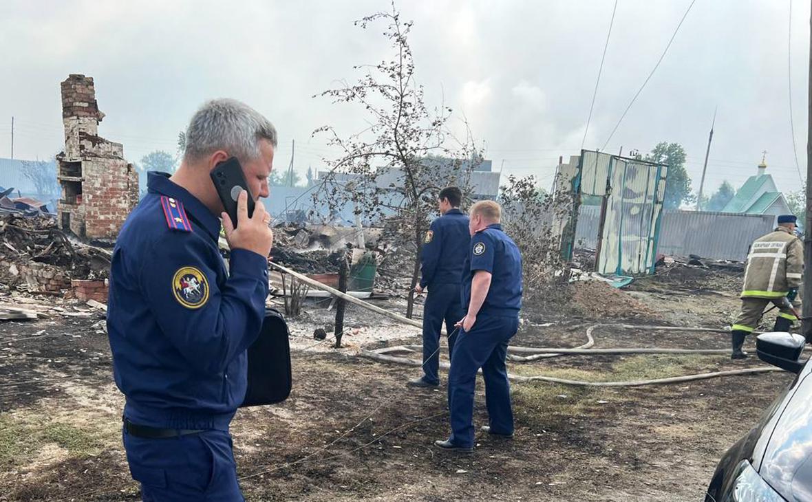 СК возбудил дело после пожара в свердловском селе, где сгорели 40 домов —  РБК