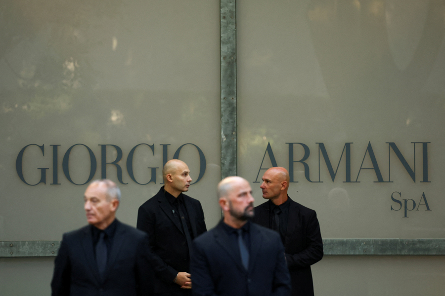 За время существования компания превратилась из модного дома в бизнес широкого профиля: сейчас под брендом Armani продаются одежда, косметика, товары для дома, действуют сеть ресторанов и два отеля.
&nbsp;