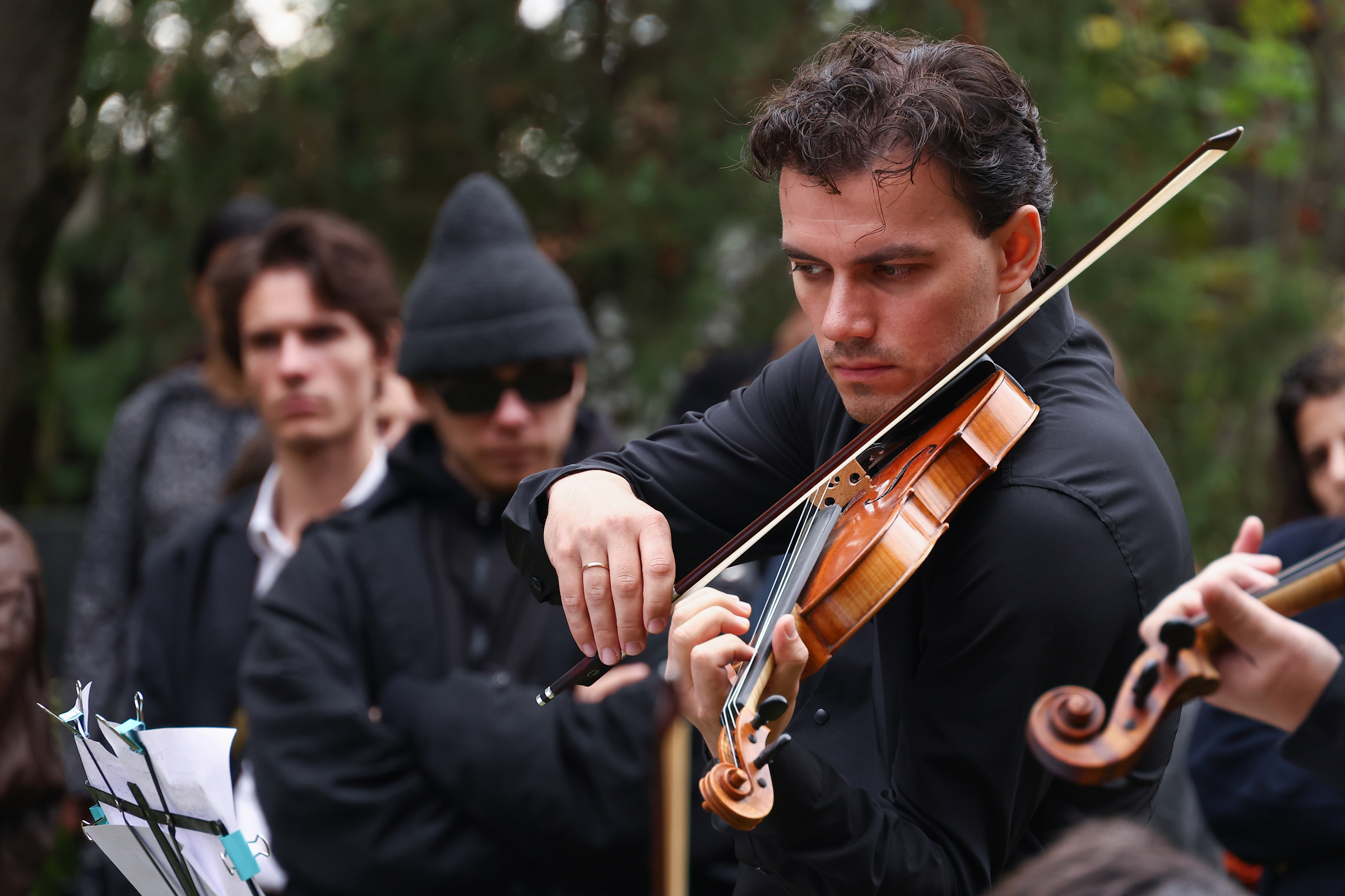 Церемония началась с&nbsp;выступления оркестра. После этого ученики Бутусова исполнили песню группы Beatles в память о наставнике