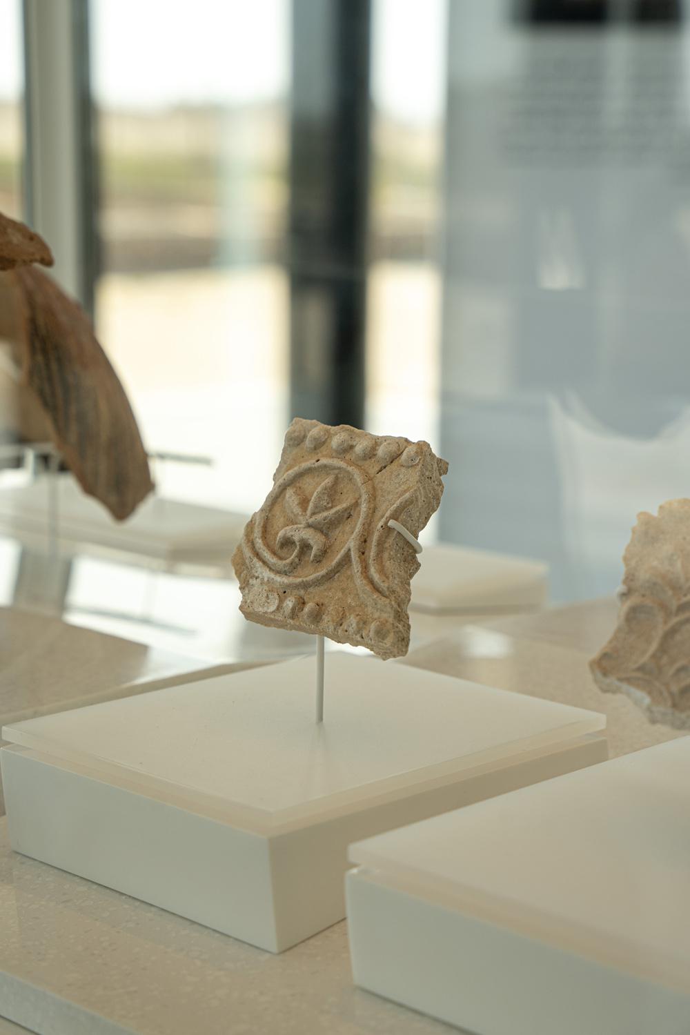 Артефакты, найденные во время раскопок на острове Сир-Бани-Яс&nbsp;