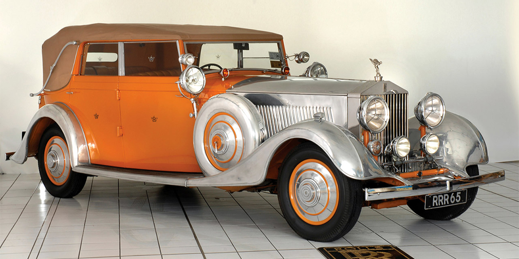 Один из самых известных Rolls Royce стал Phantom II, заказанный в 1934 г. махараджей Раджкота Такором Сахибом Бахадуром. В соответствии с экстравагантным вкусом владельца, кузов кабриолета окрасили в цвет шафрана, алюминиевые крылья и капот отполировали до блеска. Машину назвали &laquo;Звезда Индии&raquo; в честь самого крупного сапфира. В 2009 г. автомобиль выставляли на аукцион за астрономическую сумму &ndash; 14 млн долл. (841 млн руб. по курсу ЦБ). Но позже ее приобрел внук того самого махараджи всего за 850 тыс. долл. (51 млн рублей).