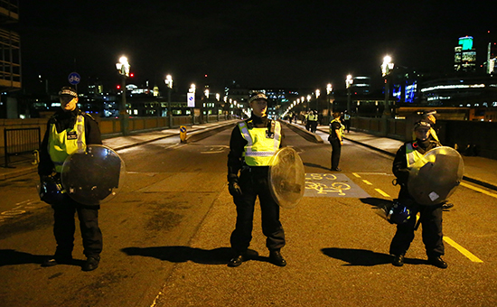 Полицейское оцепление на Саутуоркском мосту в Лондоне






