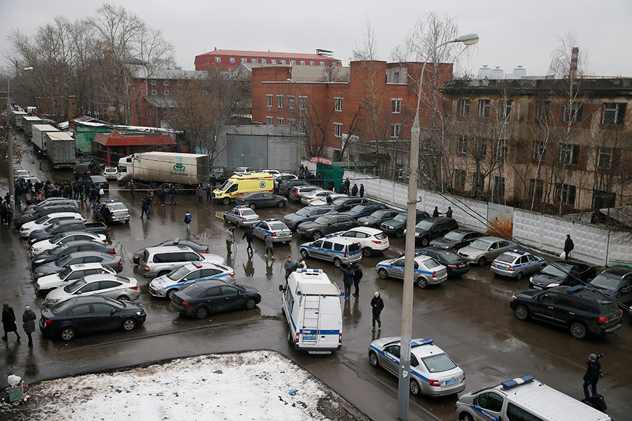 Как сообщает ТАСС и &laquo;РИА Новости&raquo;, стрелявший захватил несколько заложников на территории фабрики.