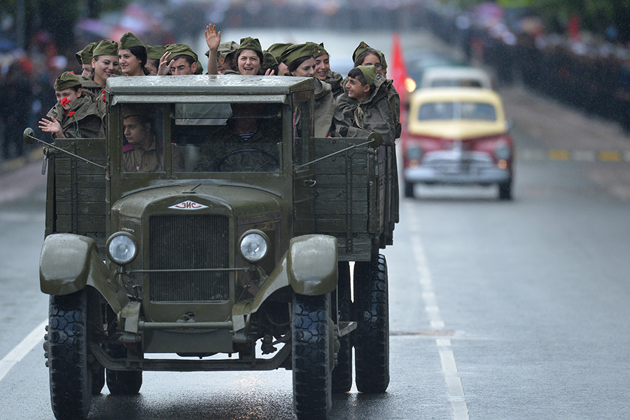 В Севастополе вместе с современной военной техникой в парадных колоннах прошла техника военных лет, в частности танк&nbsp;Т-34 из Музея обороны города на Сапун-горе