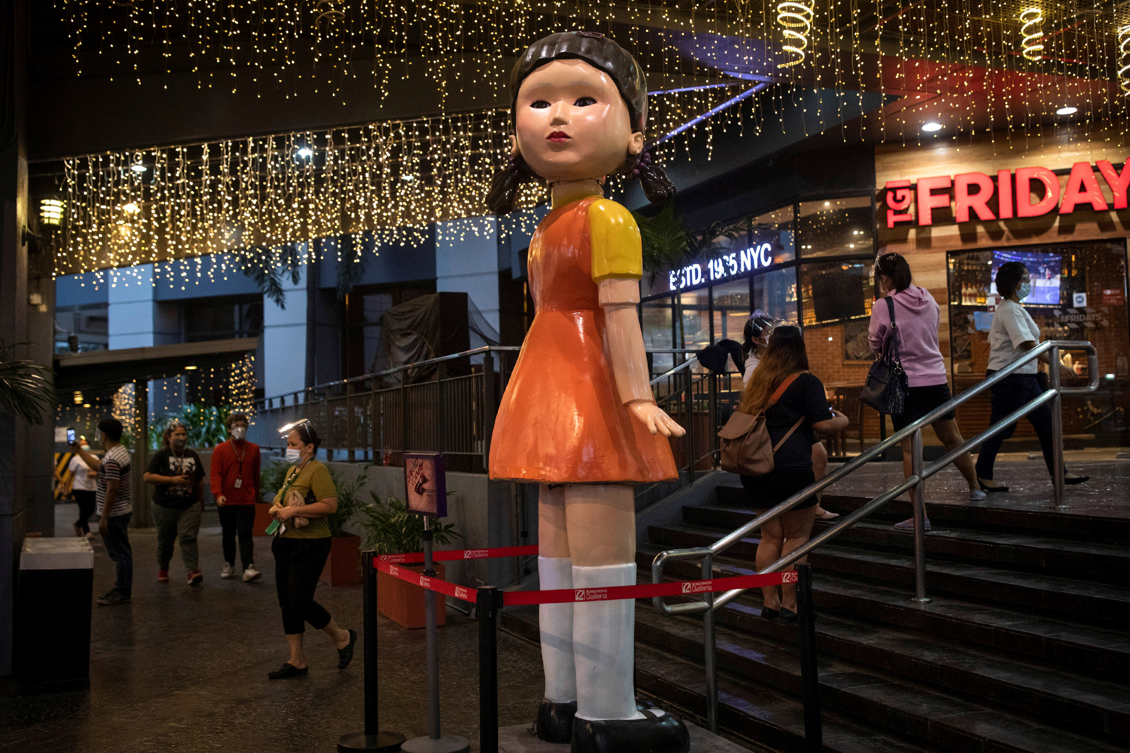 30 сентября, Кесон-Сити (Филиппины). Netflix в рамках рекламной кампании сериала разместил возле магазина трехметровую копию куклы-робота. Она следит за соблюдением пешеходами правил дорожного движения: если кто-то пытается перейти на красный свет, она поворачивает голову, а ее глаза начинают мигать красным