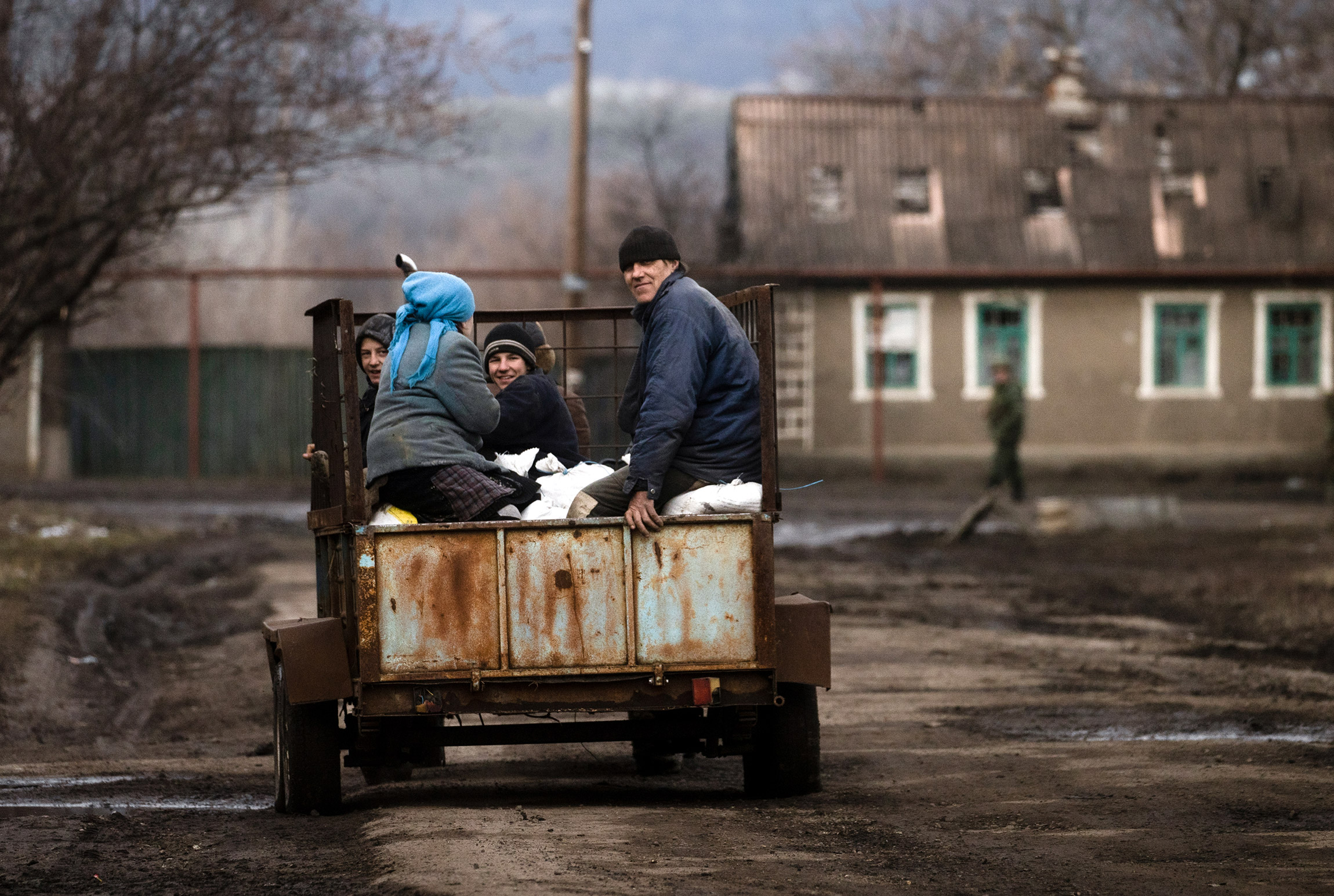 Луганская область, село Крымское, перешедшее под контроль ЛНР. Местные жители везут домой кормовое зерно