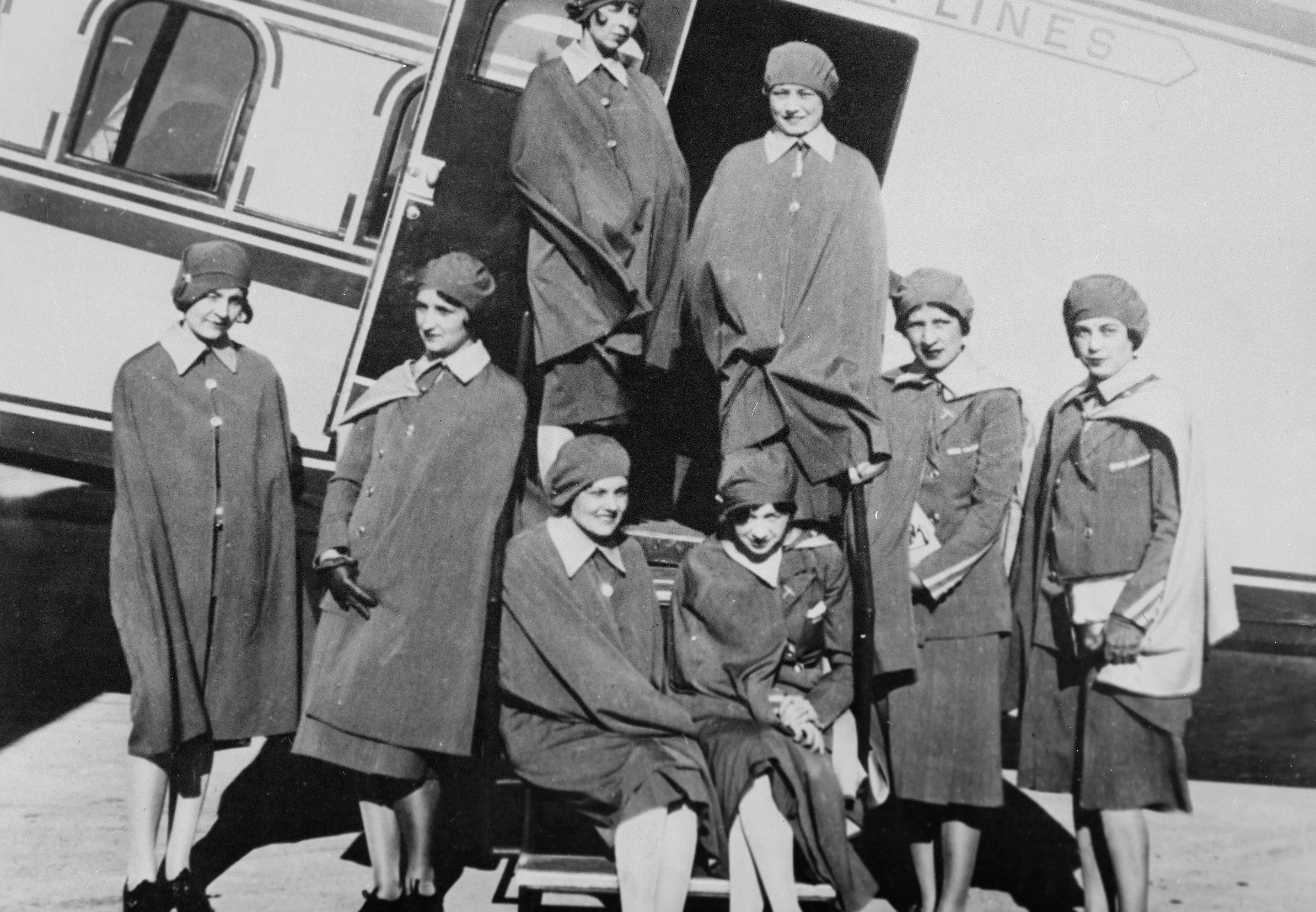 <p>В 1930 году в США задумали привлечь к работе на борту молодых привлекательных девушек. Во-первых, это должно было помочь в рекламе пассажирских авиаперевозок, которые тогда только начали свое распространение. Во-вторых, стюардессы весили меньше, чем мужчины, а&nbsp;в начале XX века каждый лишний килограмм мог помешать устойчивости самолета</p>