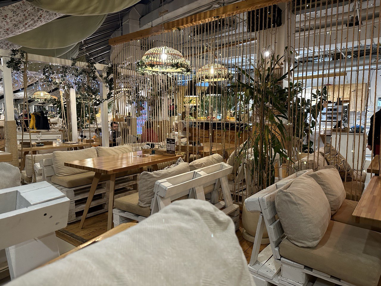 Обстановка располагает: как рестораторы Казани ищут замену мебели IKEA