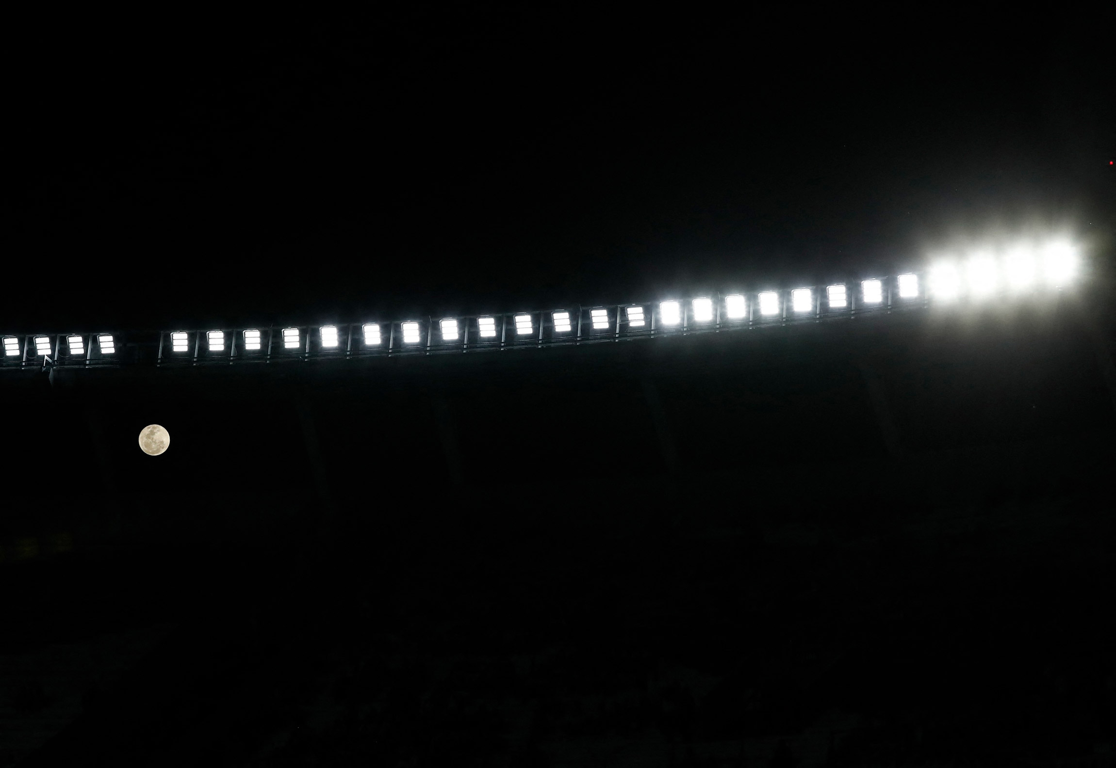 Вид на луну во время футбольного матча между &laquo;Ривер Плейт&raquo; и &laquo;Интернасьонал&raquo; в Буэнос-Айресе, Аргентина