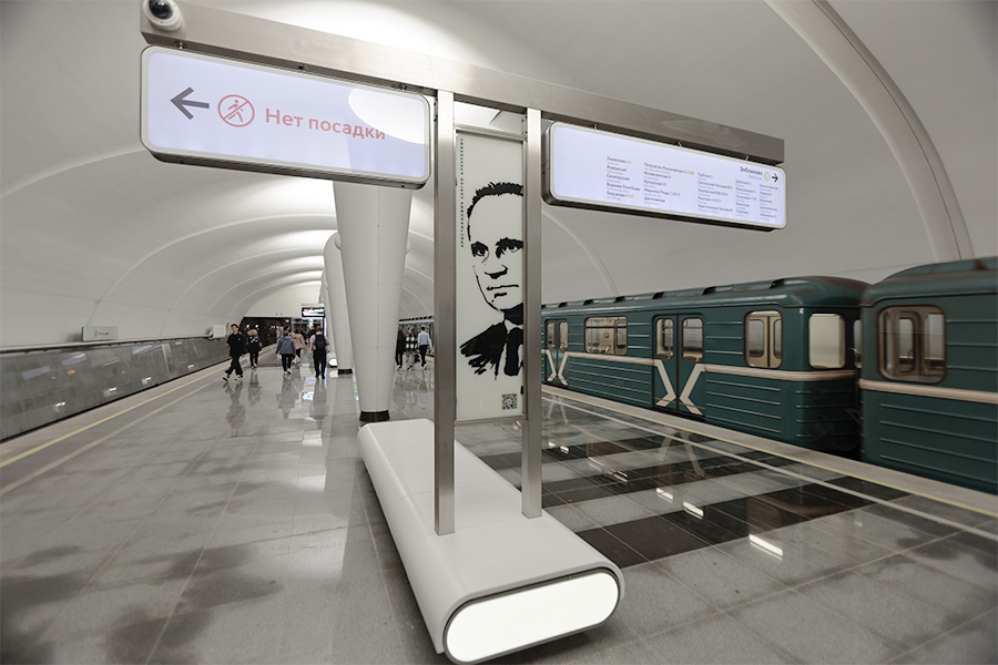 Это станция мелкого заложения с двумя вестибюлями, выходящими к Дмитровскому шоссе