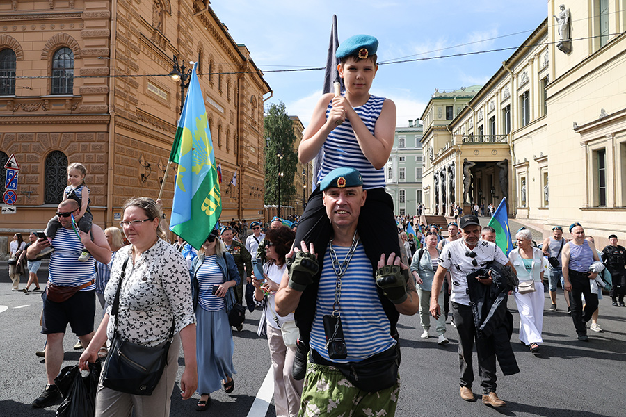 Десантник с сыном во время шествия к Марсову полю, Санкт-Петербург.