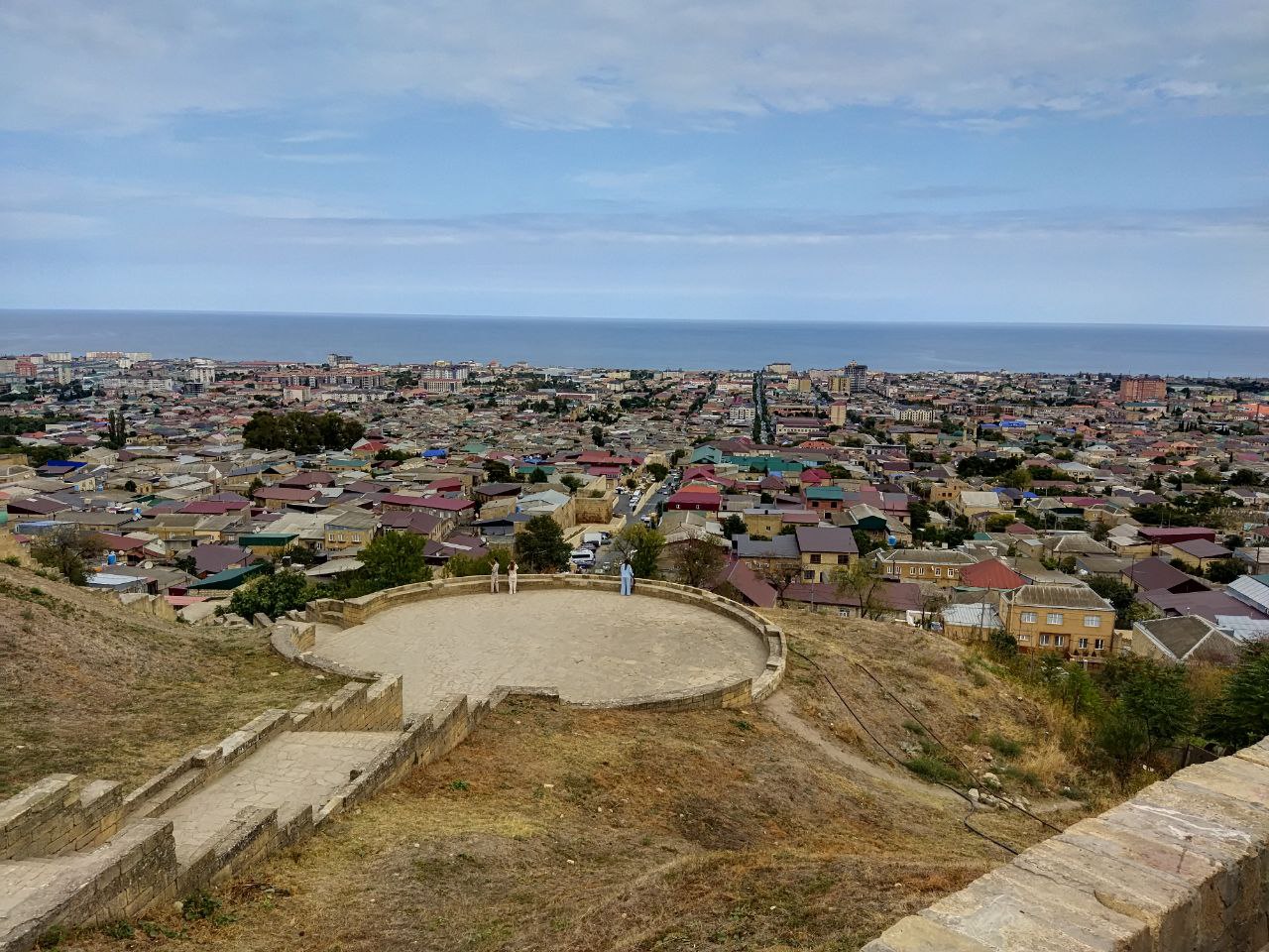 Крепость Нарын-Кала, входящая в список наследия ЮНЕСКО, находится на вершине Дербента. Сооружение соединено с Каспийским морем двойными стенами.&nbsp;С территории открывается вид на весь город. Еще в 90-е годы здесь не было ни туристов, ни ворот. Сейчас поток гостей на этой локации не заканчивается круглый год.