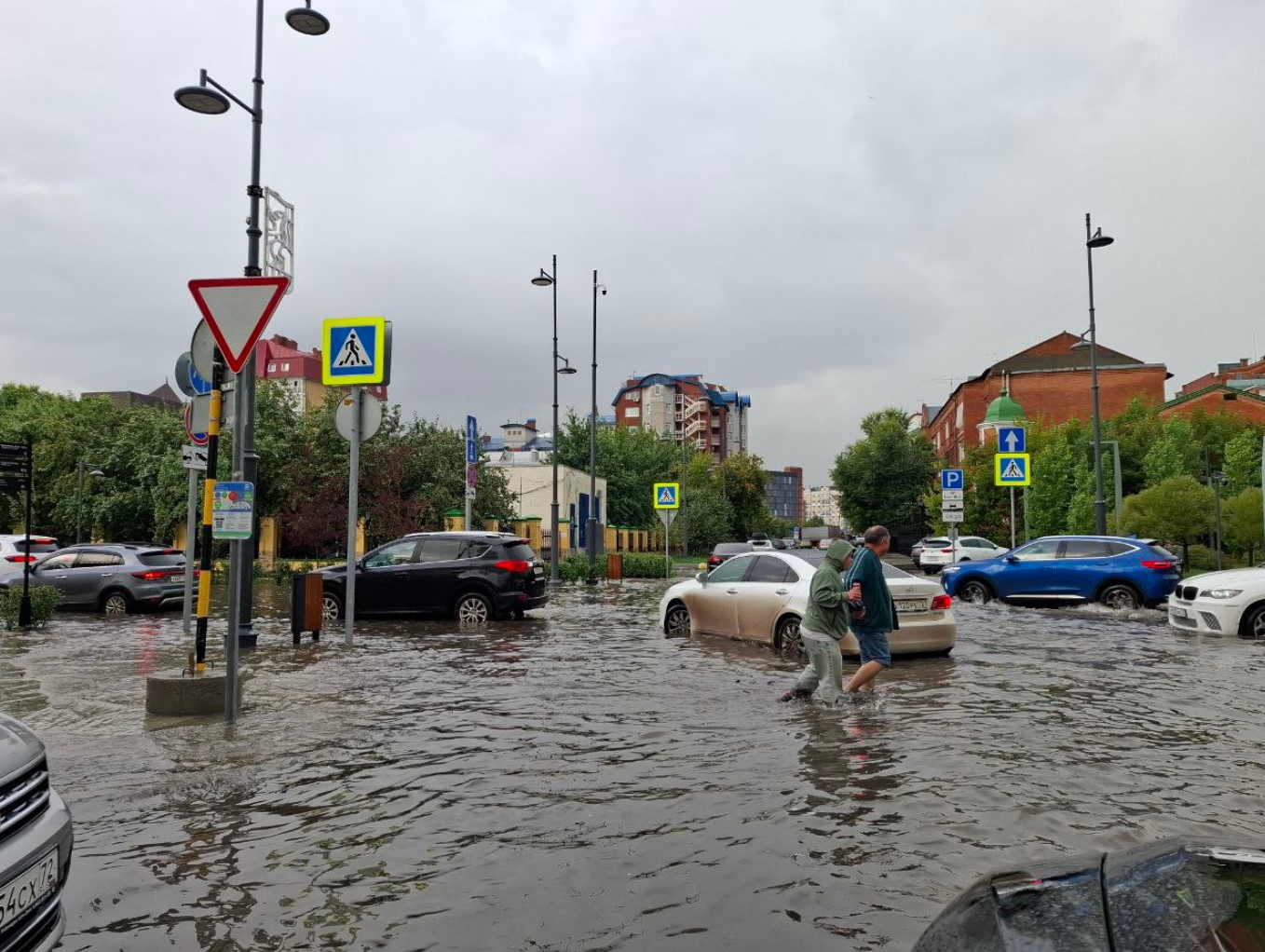 Как водителям подготовиться к ливням: пять важных моментов