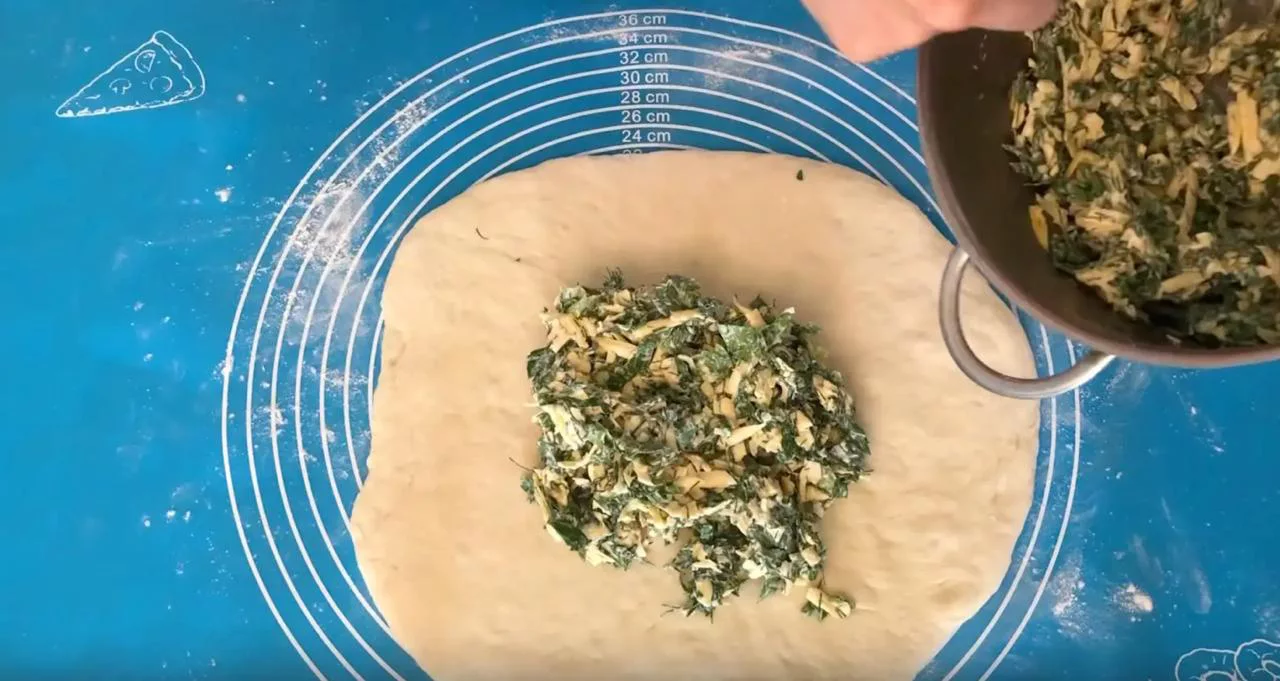 Положите в центр круга сыр с зеленью