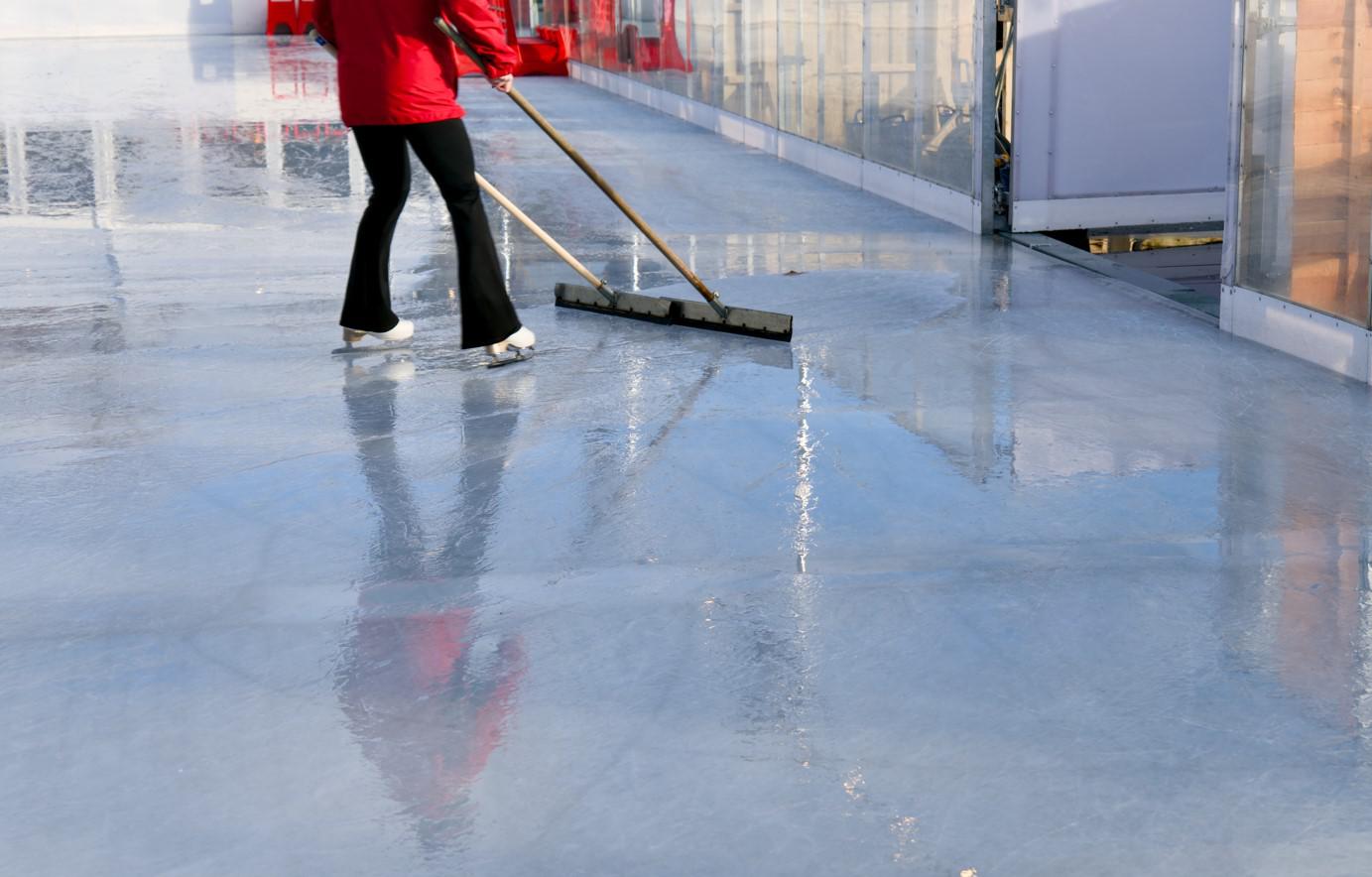 Уход за покрытием катка — это регулярная очистка от снега