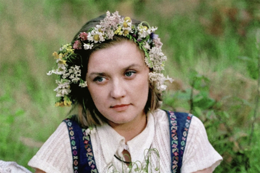 Всемирную славу Алентовой принесла роль Катерины в фильме &laquo;Москва слезам не верит&raquo; о трех девушках, приехавших покорять столицу. Фильм снял Владимир Меньшов, это была его вторая полноформатная режиссерская работа. Для сценария был взят материал, написанный для конкурса фильмов о Москве, на который никто не обратил внимания, а Меньшов решил его доработать и позже признавался: &laquo;Катерина&nbsp;&mdash; это я. Я сам прошел такой&nbsp;же путь&raquo;.

Алентовой сценарий не нравился, поэтому ее муж рассматривал на главную роль Маргариту Терехову и Ирину Купченко, но когда обе отказались от съемок, утвердили Алентову. &laquo;И сыграла [я] роль-судьбу, и полюбили зрители мою положительную Катерину, потому что у большинства наших женщин такая&nbsp;же судьба, разве что в руководители не все выбиваются. А остальное&nbsp;&mdash; как у Катерины: тащат на себе детей, часто в одиночку. Но&hellip; полюбили мою Катю везде&nbsp;&mdash; не было страны, где&nbsp;бы ко мне не подошла пошептаться женщина со словами, что эта история про нее. Так было и во Франции, и в Канаде, и в Индии&hellip; И даже в Гвинее. Когда в мою сторону робко направилась темнокожая дама в экзотическом ярком тюрбане, у меня мелькнула мысль: &laquo;Неужели?&raquo; Через юную переводчицу она доверительно сказала то, что мне уже приходилось слышать множество раз: эта история&nbsp;&mdash; про меня!&raquo;,&nbsp;&mdash; рассказывала актриса об универсальности и &laquo;общечеловечности&raquo; получившегося образа.

После выхода фильм стал хитом, за первый год его посмотрели около 90 миллионов советских зрителей, а Алентова была признана лучшей актрисой года по результатам опроса читателей журнала &laquo;Советский экран&raquo;. Картина была номинирована на главную награду Берлинского кинофестиваля, а в 1981-м получила &laquo;Оскар&raquo; как лучший фильм на иностранном языке&nbsp;&mdash; в тот год на эту награду претендовали еще четыре ленты, включая работы Франсуа Трюффо и Акиры Куросавы. В том&nbsp;же году Алентовой присудили приз за лучшую женскую роль на международном кинофестивале в Брюсселе.