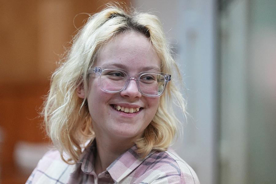 На фото: Диана Логинова

Осенью в соцсетях распространились видеозаписи, на которых 18-летняя студентка музыкального училища им. Римского-Корсакова Диана Логинова (псевдоним &mdash; Наоко) в составе группы &laquo;Стоптайм&raquo; исполняет песню &laquo;Кооператив &laquo;Лебединое озеро&raquo; рэпера Noize MC (включен Минюстом в список&nbsp;иноагентов) вместе с прохожими&nbsp;в центре Санкт-Петербурга. Трек ранее был признан запрещенной в России информацией&nbsp;из-за нецензурной лексики, &laquo;формирования негативного отношения к представителям органов государственной власти и вооруженных сил&raquo;, а также рисков нанесения вреда &laquo;моральному и нравственному развитию детей&raquo;.

15 октября Наоко задержали, а на следующий день отправили под арест на 13 суток по ч. 1 ст. 20.2.2 КоАП (организация массового одновременного пребывания граждан в общественных местах, повлекшего нарушение общественного порядка). Как уточнили в суде, певица &laquo;организовала массовое одновременное пребывание граждан, являющееся публичным мероприятием, в количестве не менее 70 человек&raquo;, без согласования с городской администрацией, в результате чего &laquo;было нарушено движение пешеходов, а также доступ граждан к объектам транспортной инфраструктуры&raquo; и поступили обращения в полицию. Гитарист и барабанщик &laquo;Стоптайма&raquo; Александр Орлов и Владислав Леонтьев были арестованы на 13 и 12 суток.

На Логинову поступило три протокола о дискредитации российской армии (ч. 1 ст. 20.3.3 КоАП). Первый был связан с исполнением песни &laquo;Ты солдат&raquo; Монеточки (признана&nbsp;Минюстом&nbsp;иноагентом), по нему певицу оштрафовали на 30 тыс. руб. Второй &mdash; из-за композиции &laquo;Светлая полоса&raquo; Noize MC, его вернули полиции из-за &laquo;неполного описания&raquo; административного правонарушения и отсутствия адреса свидетеля. Третий &mdash; за «Кооператив «Лебединое озеро», суд не стал рассматривать этот протокол из-за ошибок.

29 октября Логинову и Орлова второй раз задержали по ст. 20.2.2 КоАП. На следующий день их отправили под стражу на 13 суток. По истечении этого срока музыкантов доставили в полицию, вновь вменили нарушение ст. 20.2.2 КоАП и арестовали&nbsp;еще на 13 суток.

Из-под стражи Логинову и Орлова отпустили только 23 ноября. В тот же день они покинули&nbsp;Россию.&nbsp;