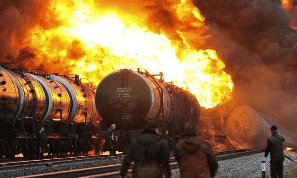 В Костромской области горят вагоны-цистерны грузового поезда
