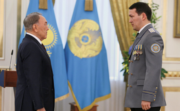Фото:Нурсултан Назарбаев и Самат Абиш (Фото: Мухтар Холдорбеков / Reuters) 