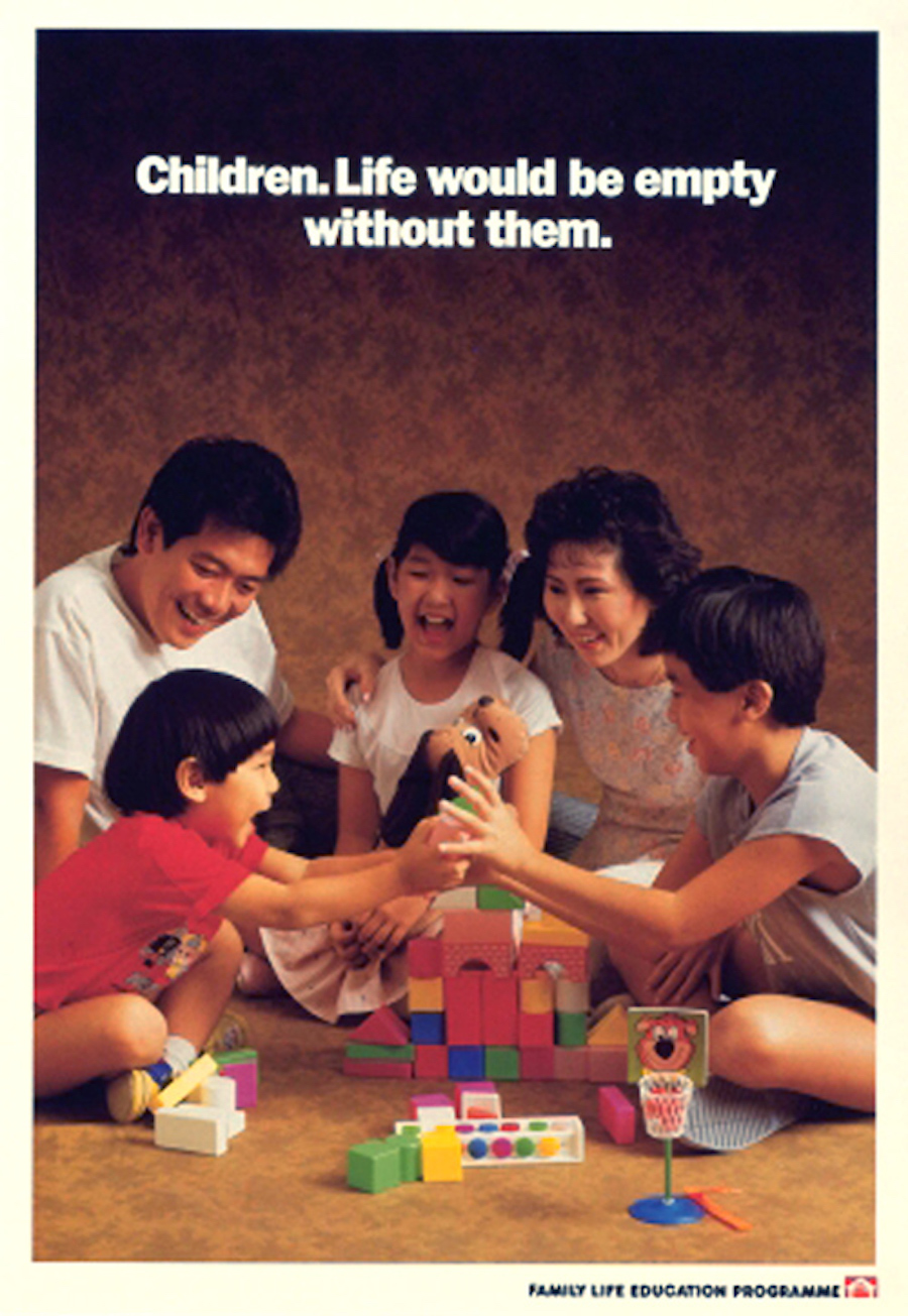 В 1990-е правительство Сингапура изменило риторику и начало призывать иметь больше детей. Надпись на плакате: &laquo;Дети. Жизнь без них была&nbsp;бы пустой&raquo;