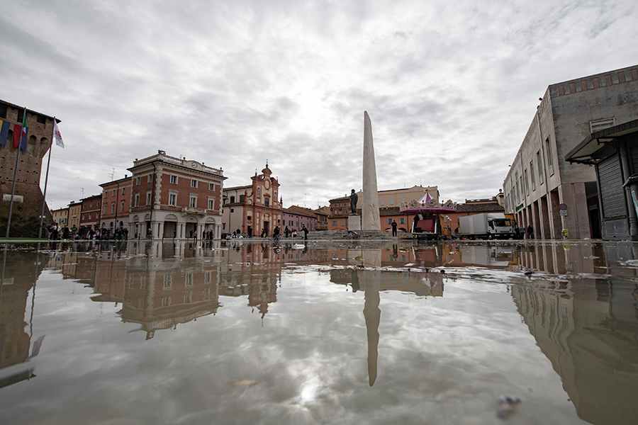 Сейчас уровень воды продолжает подниматься в реках в провинции Модена. При превышении критического уровня воды там может быть также объявлена эвакуация, сообщают власти.