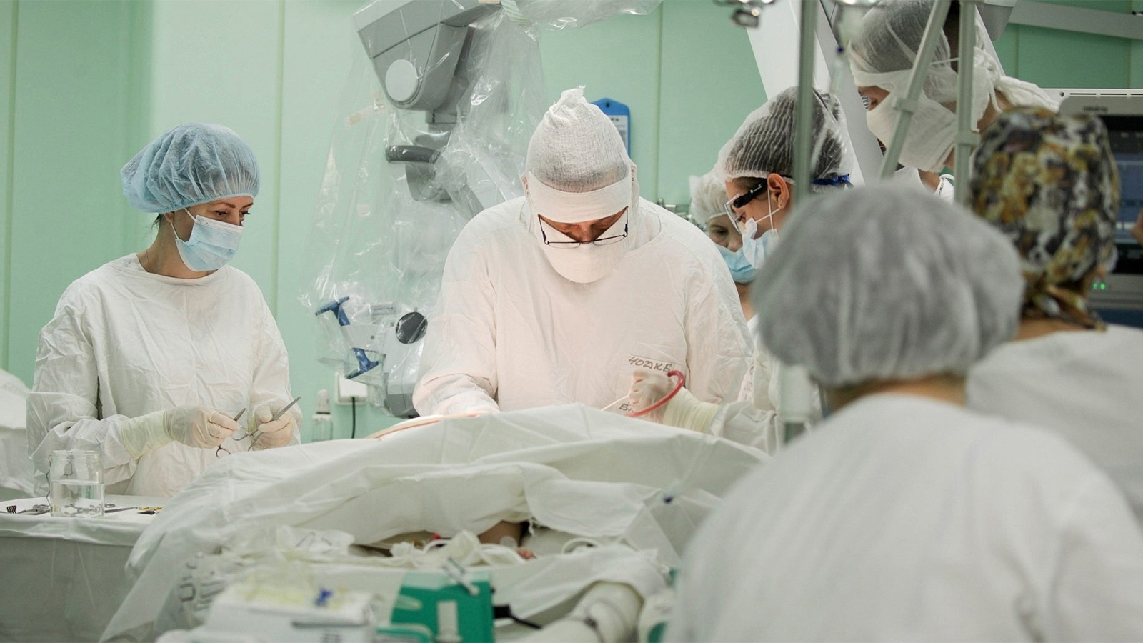 <p>Челябинские врачи во время операции по удалению личинок из мозга ребенка</p>