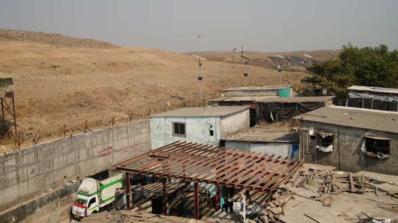 Свалка Деонар огорожена стеной