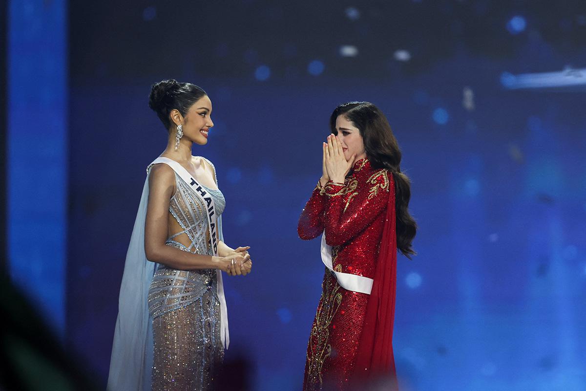 Фатима Бош из Мексики рядом с Правинар Сингх из Таиланда реагирует на объявление ее победительницей 74-го конкурса «Мисс Вселенная» в Бангкоке, Таиланд
