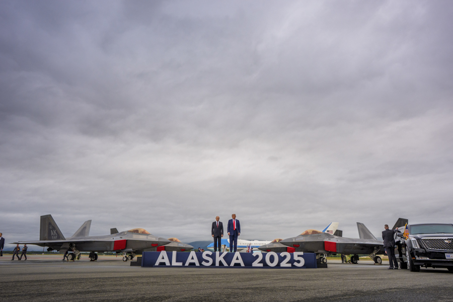 15 августа Владимир Путин и Дональд Трамп встретились на Аляске, в Анкоридже. Это была их первая очная встреча за шесть лет. Переговоры в Анкоридже президенты назвали полезными и продуктивными, хотя ни о каких конкретных договоренностях они не сообщили. CNN назвал одним из видимых итогов саммита &laquo;возвращение Путина в дипломатический круг&raquo;.