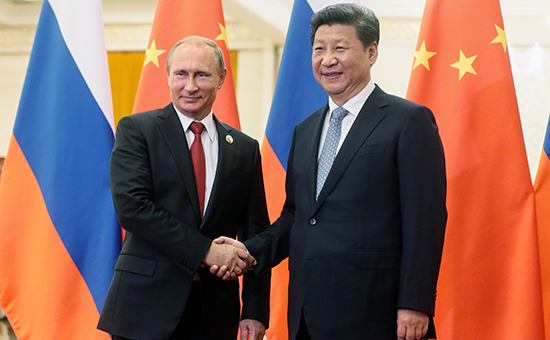 Президент РФ Владимир Путин и председатель Китайской Народной Республики Си Цзиньпин (слева направо) во время встречи в Доме народных собраний