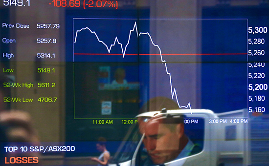 Прохожие у Австралийской фондовой биржи в Сиднее, Австралия



