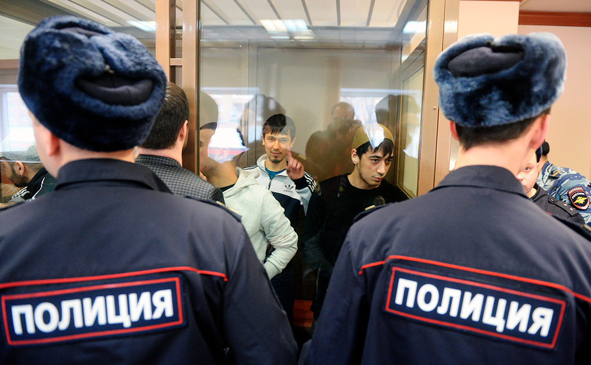 Аброр Азимов (в центре) и обвиняемые по делу о теракте в метро Санкт-Петербурга