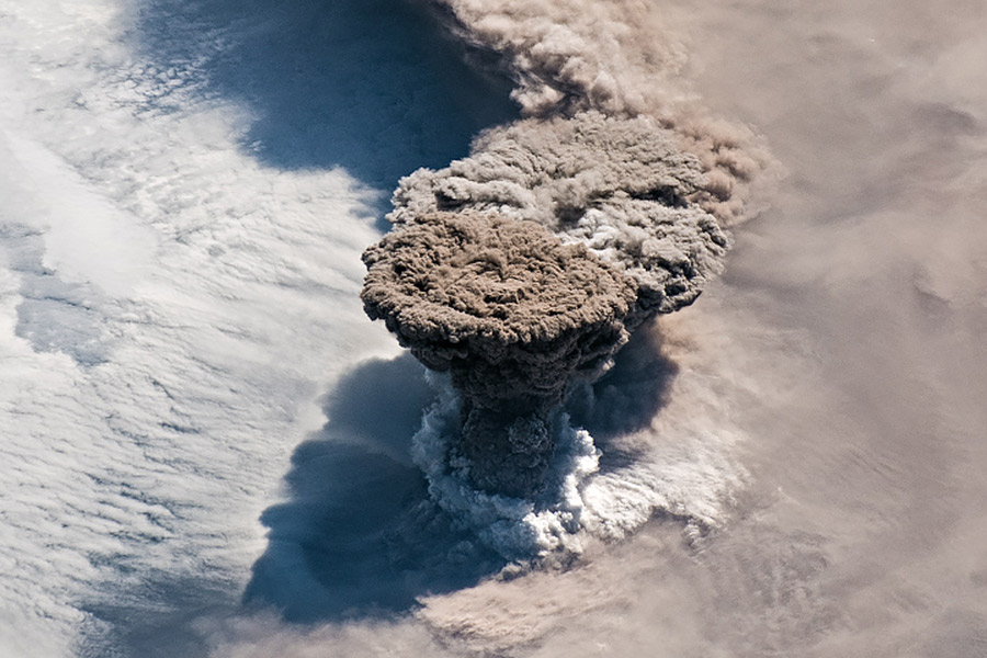 Вулкан Райкоке на одноименном острове центральных Курил проснулся еще 22 июня