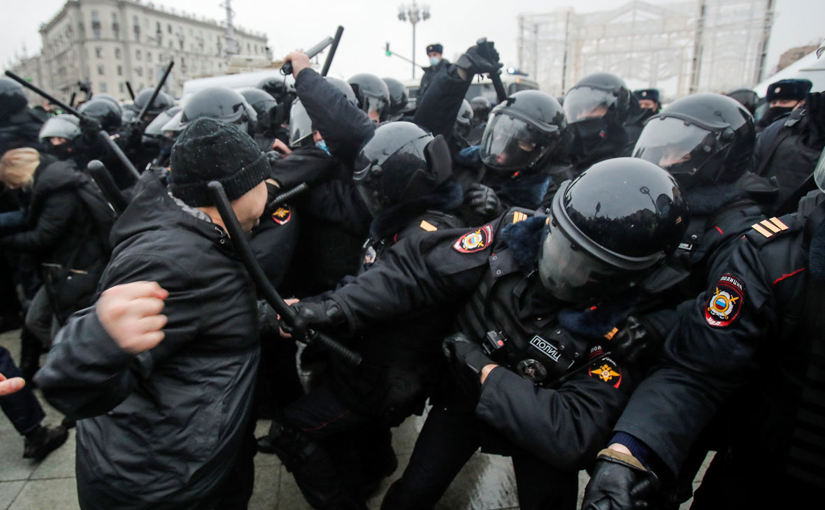 СК завел четыре дела о применении насилия к полицейским на акции в Москве