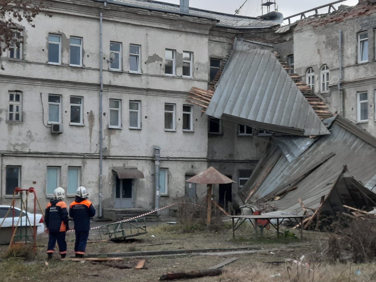 МЧС рассказало о подробностях инцидента с сорванной крышей в Новосибирске —  РБК