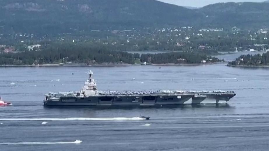 Крупнейший авианосец США прибыл в порт Осло перед отправкой на учения