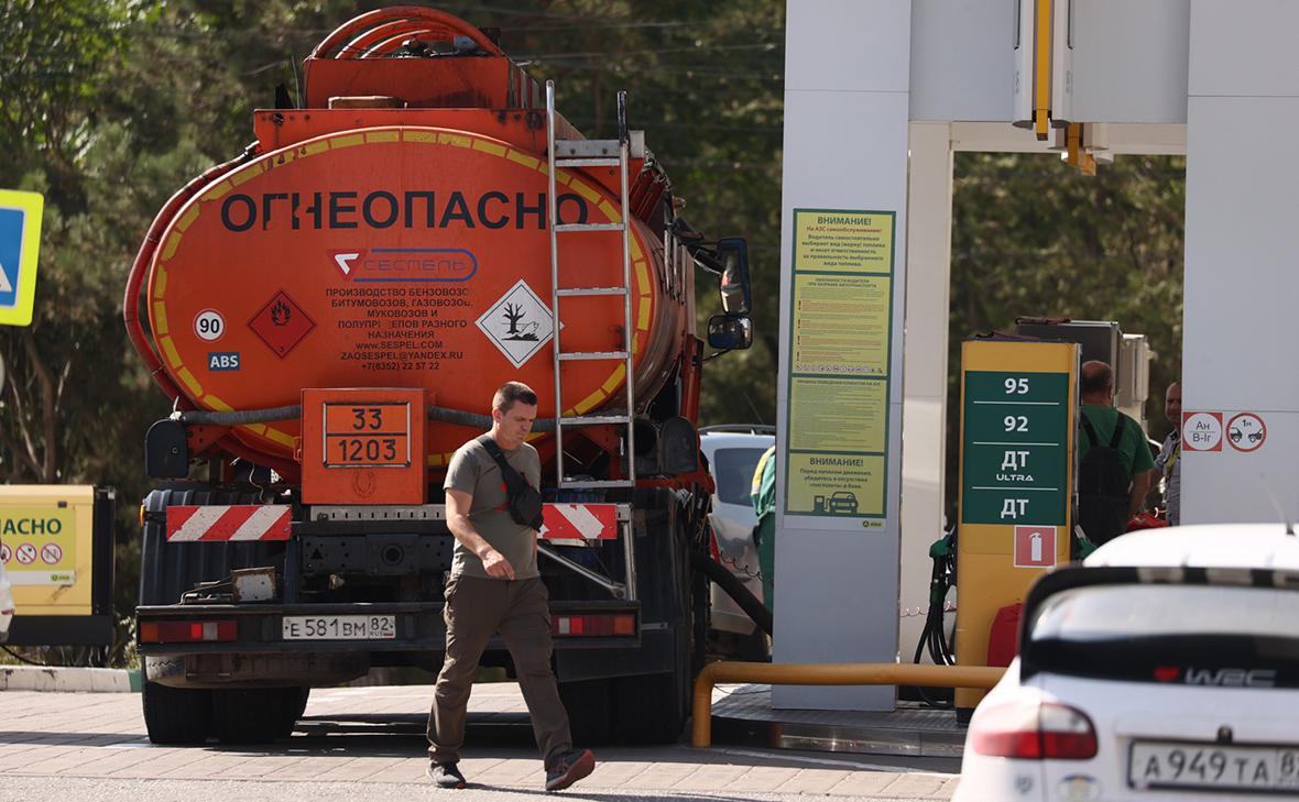 В Минэнерго заявили, что ограничения на экспорт бензина введены бессрочно —  РБК