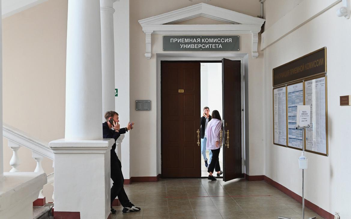 Абитуриенты и их родители назвали уровень образования в России средним
